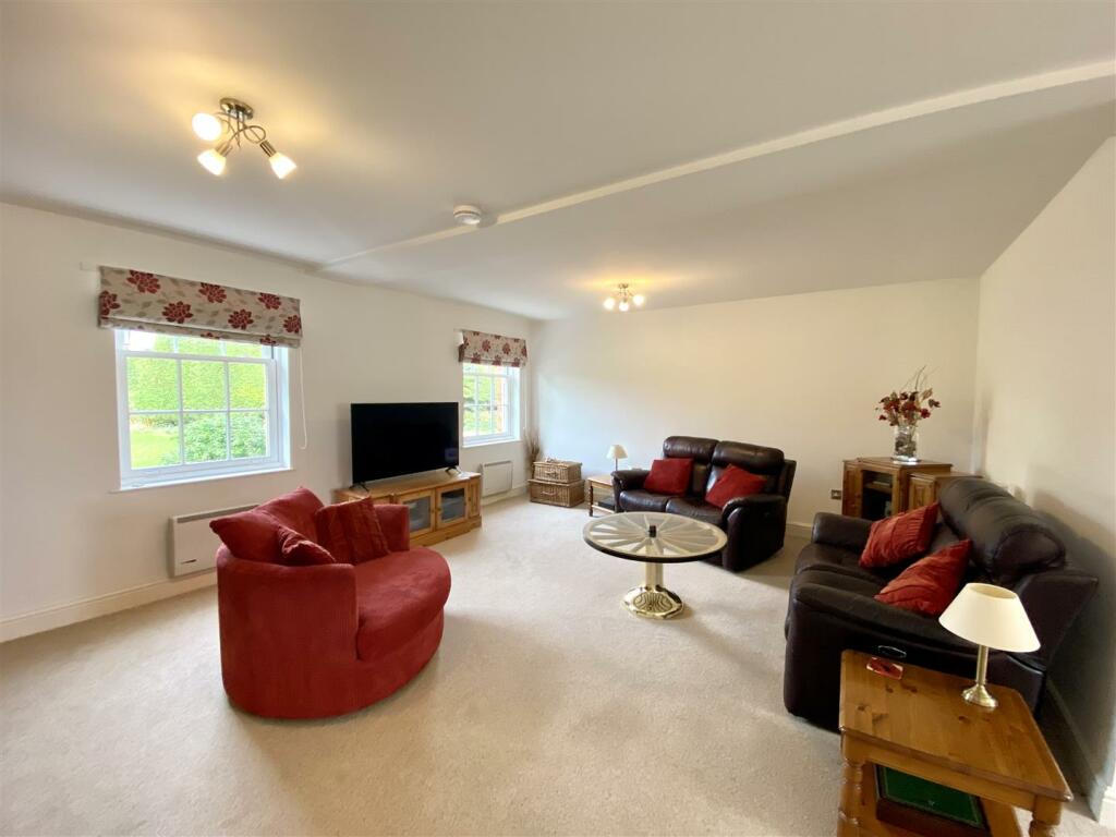LIVING/DINING ROOM