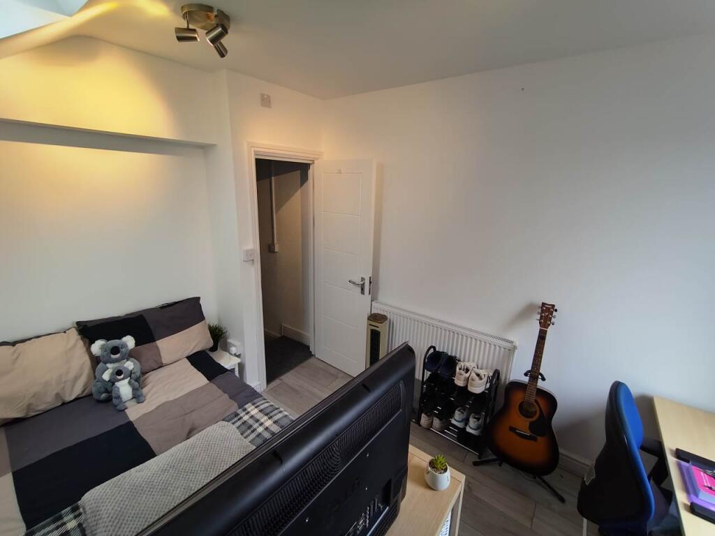 First floor rear bed