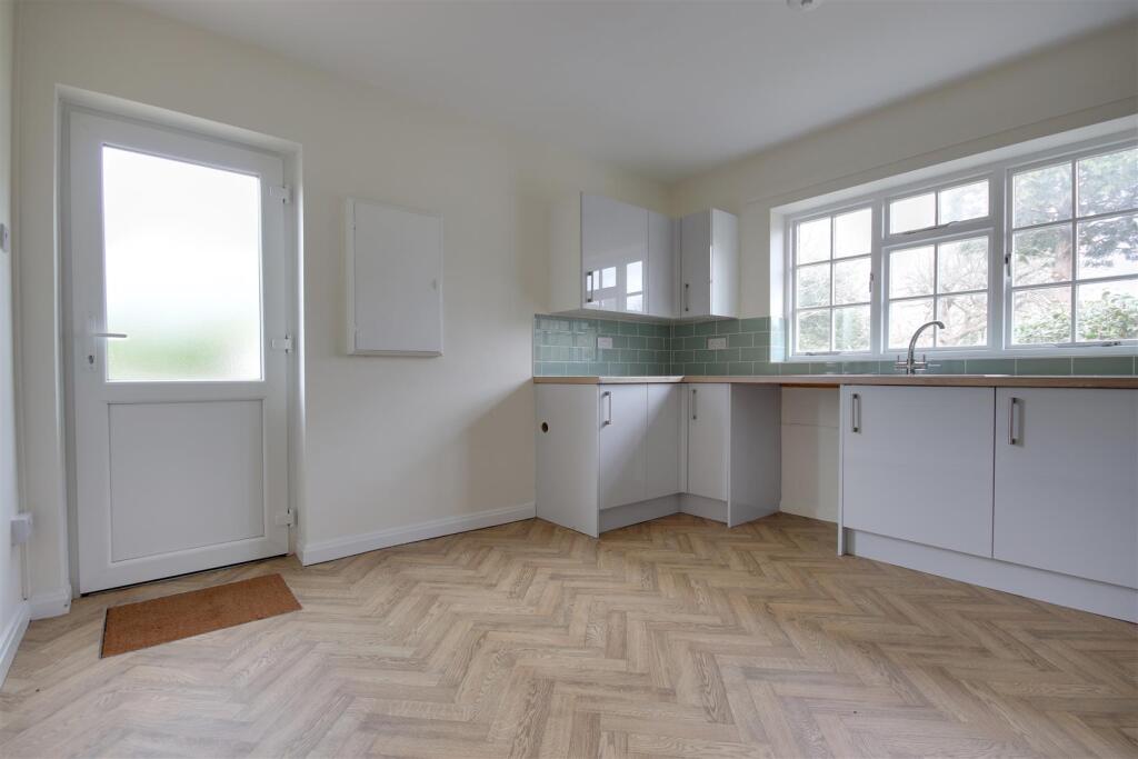 Kitchen 2.jpg