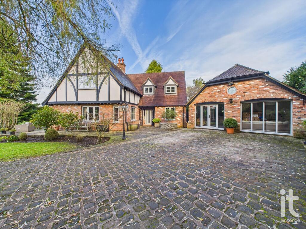 Bowlacre Road, Gee Cross, Hyde, SK14