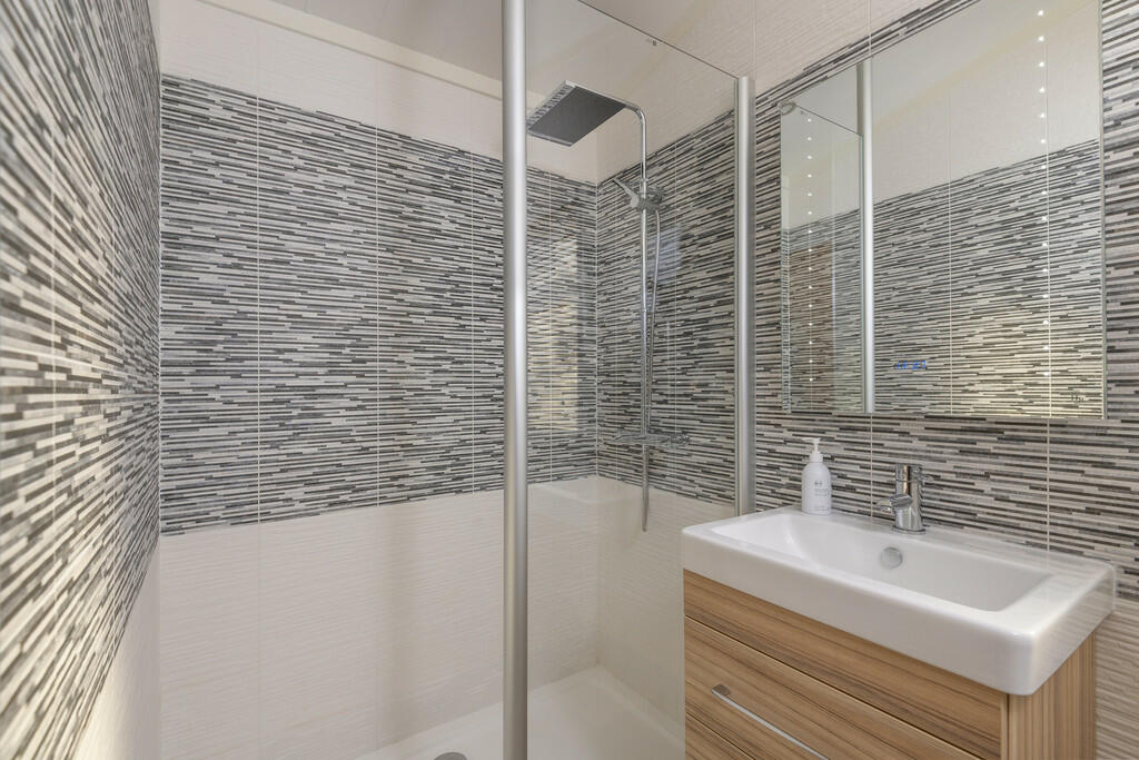 En-suite Shower R...