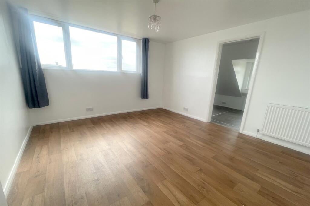 Bedroom upsatirs wit