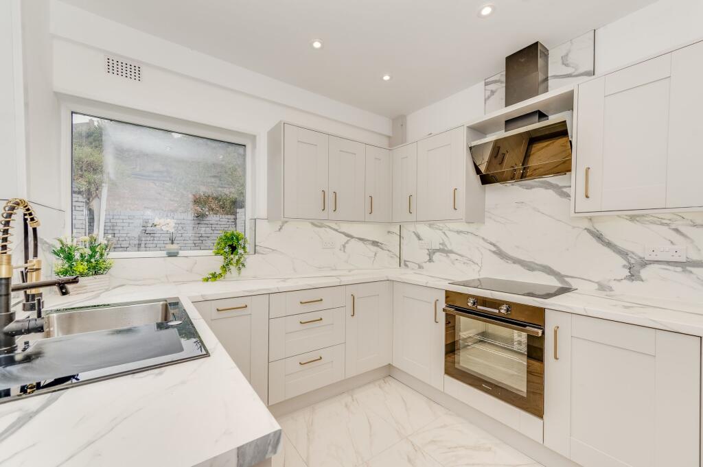 KITCHEN, DINING ROOM AND LOUNGE