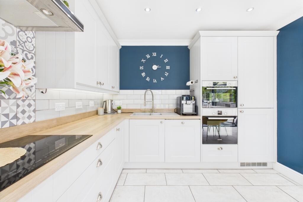 CAM03162G0-PR0284-STILL019