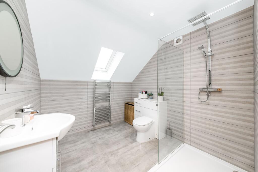 Bedroom 1 : ensuite