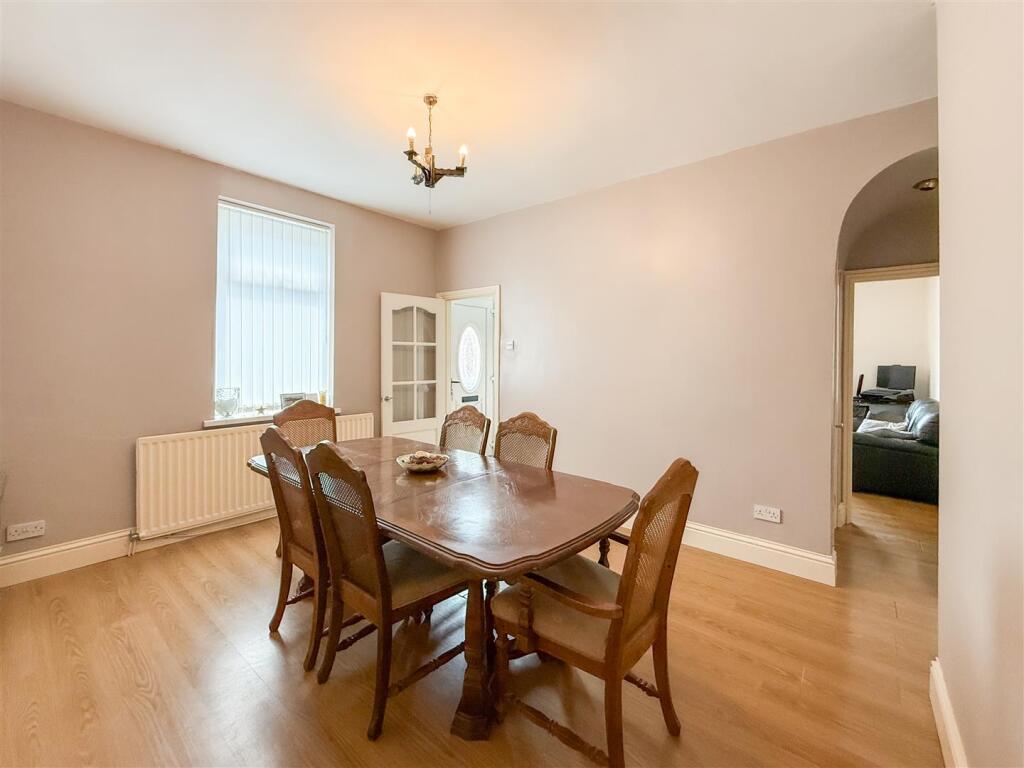 FAMILY/DINING ROOM