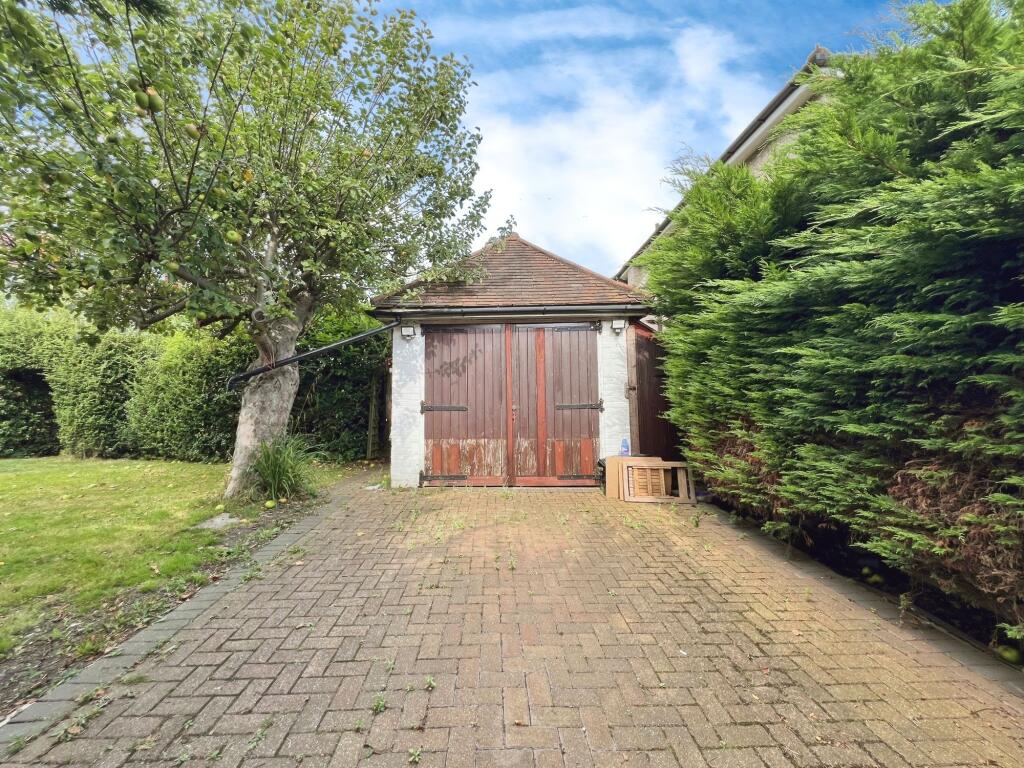 GARAGE/ DRIVEWAY