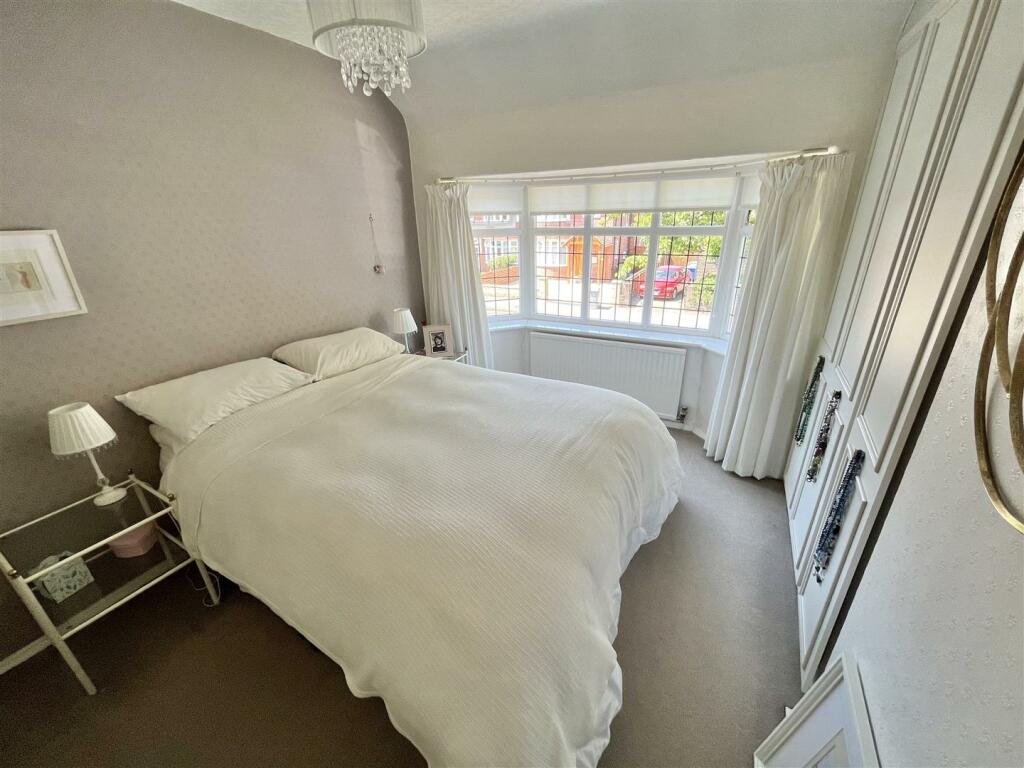 Bedroom 1.jpg