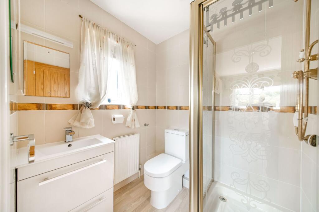 EN-SUITE SHOWER ROOM