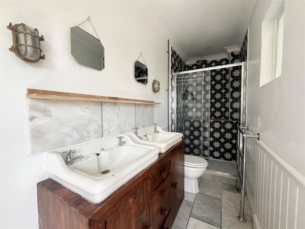 Ensuite 1.jpg