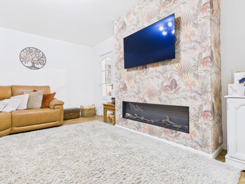 CAM03729G0-PR0201-STILL018