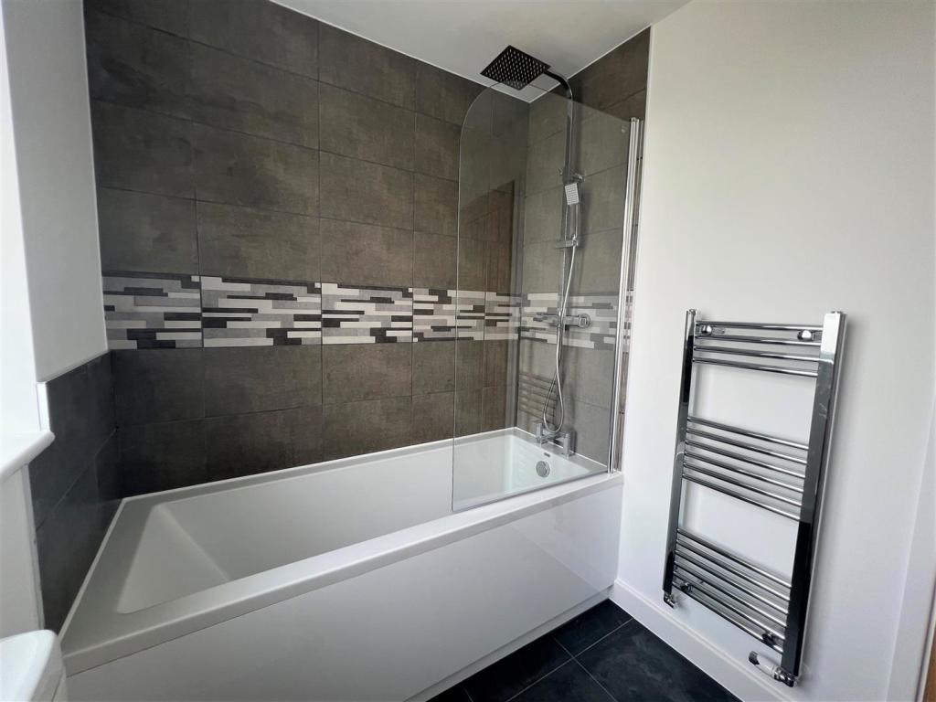 Bathroom 1.jpg