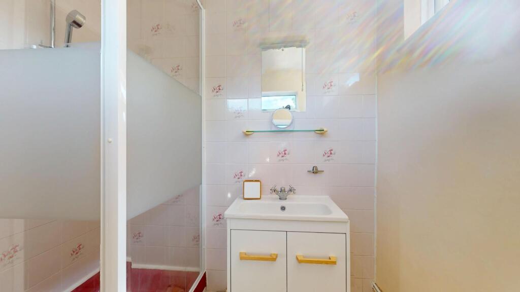 EN SUITE SHOWER ROOM