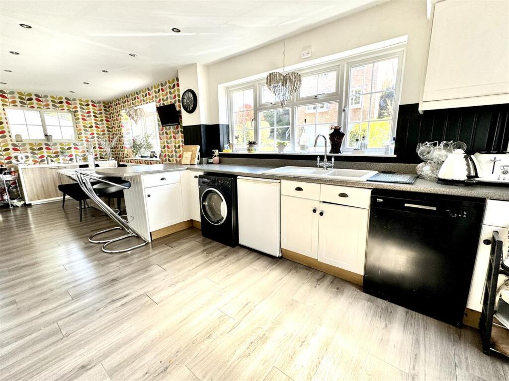 Kitchen / Dining Area