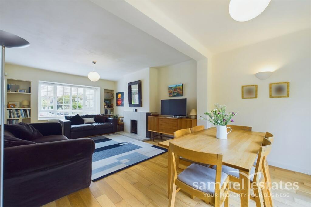 Living Room / Dining