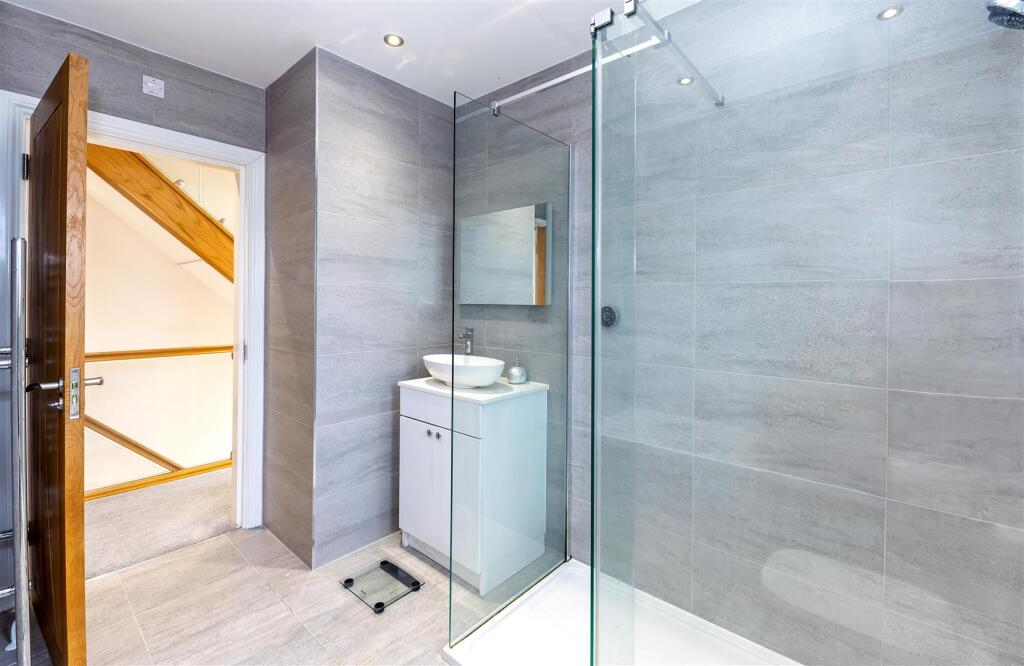 Family bathroom 1.1 SAPL6936-CR3-20250301-DxO_Deep