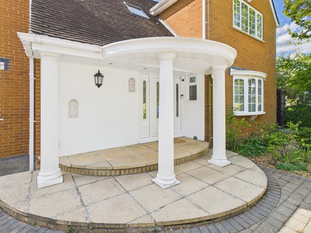 26. CAM04922G0-PR0010-STILL041