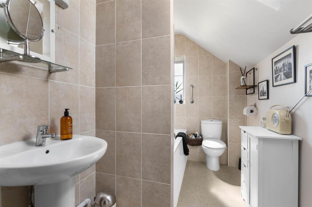 Gouldingsbathroom.jpg