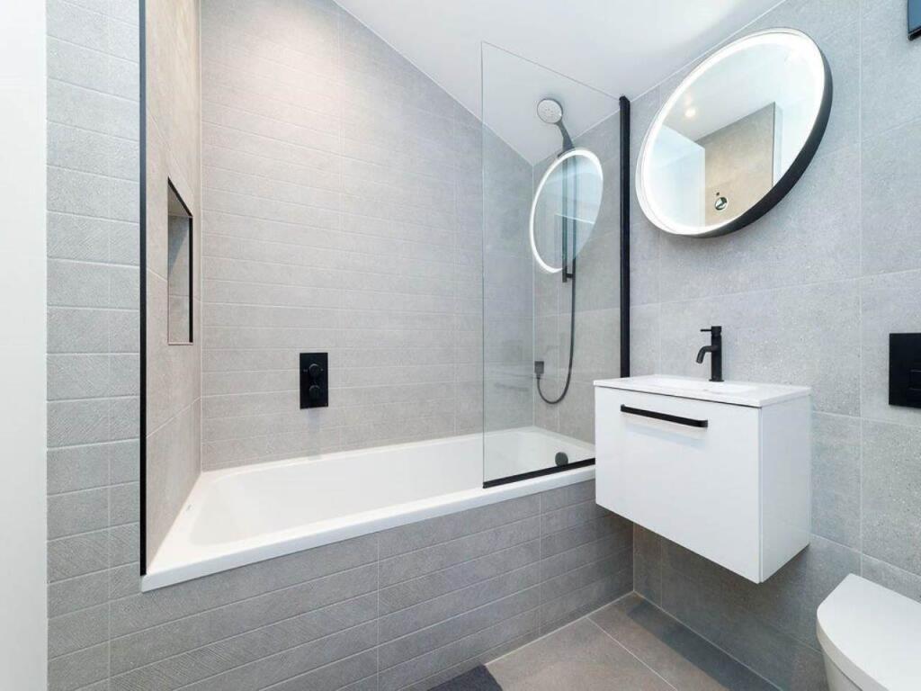 23-Bathroom-01