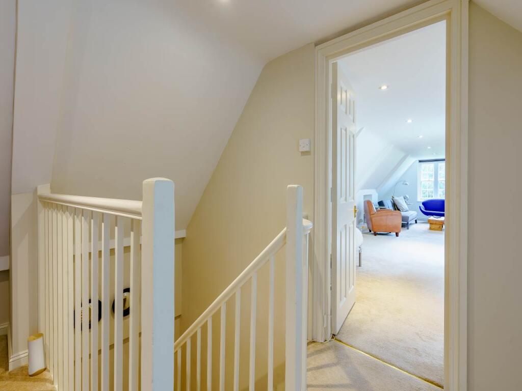 8483175-interior11