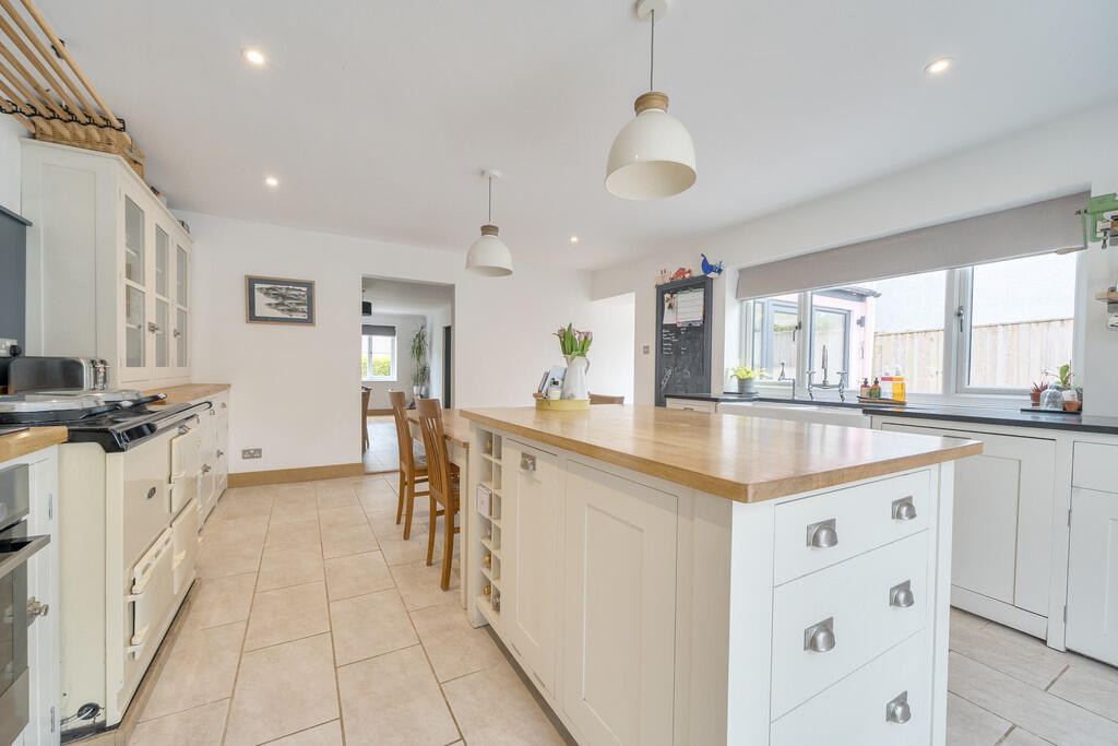 Kitchen/Breakfast...