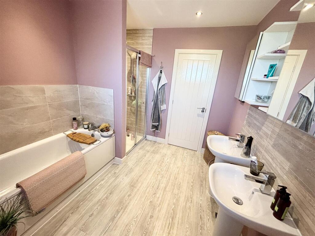 En-Suite Bathroom