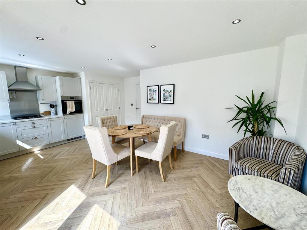 KITCHEN/DINING/FAMILY AREA