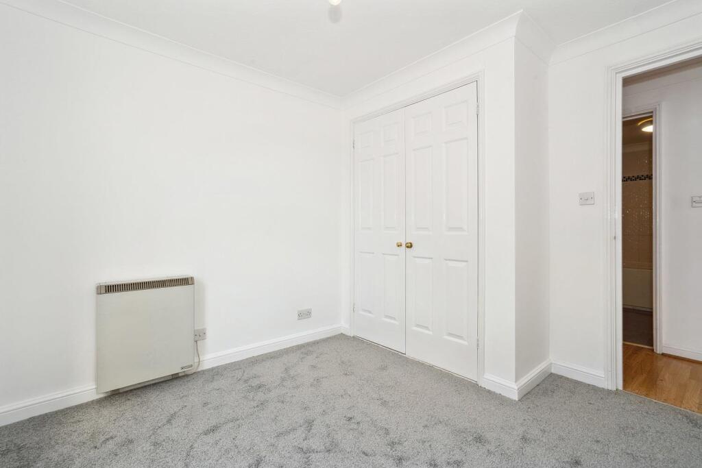 8 Gunnel Court CR4 bedroom 1b.jpg