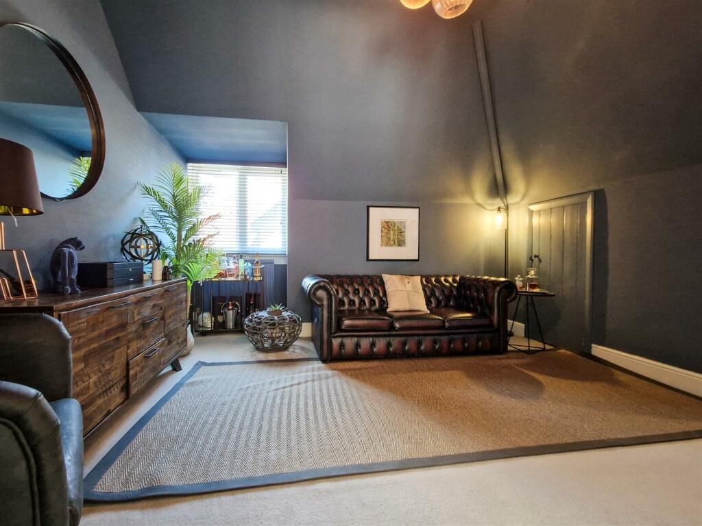 top floor double bedroom-office