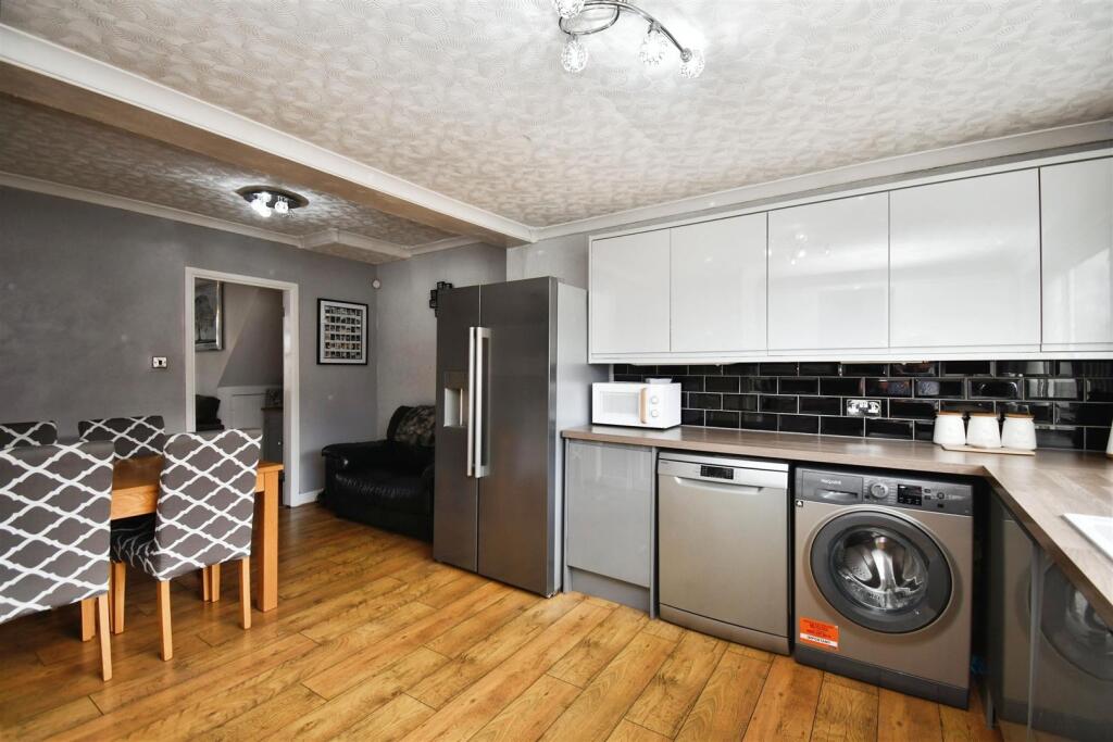 Kitchen / dining room