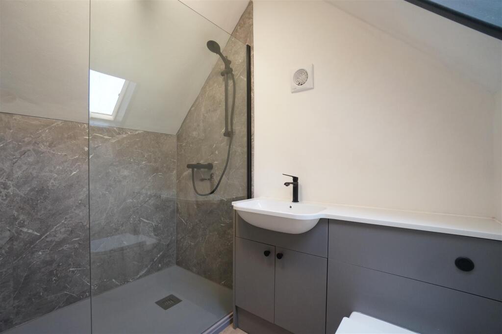 Bathroom 2.JPG