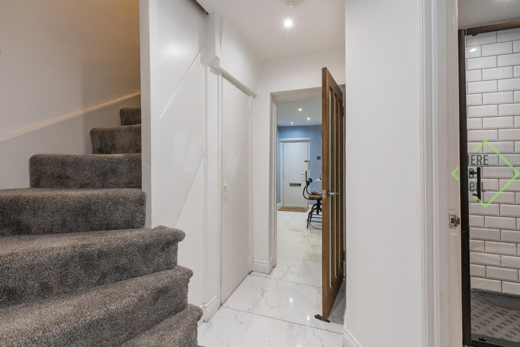 27 Lodge Lane N12 8JG-19