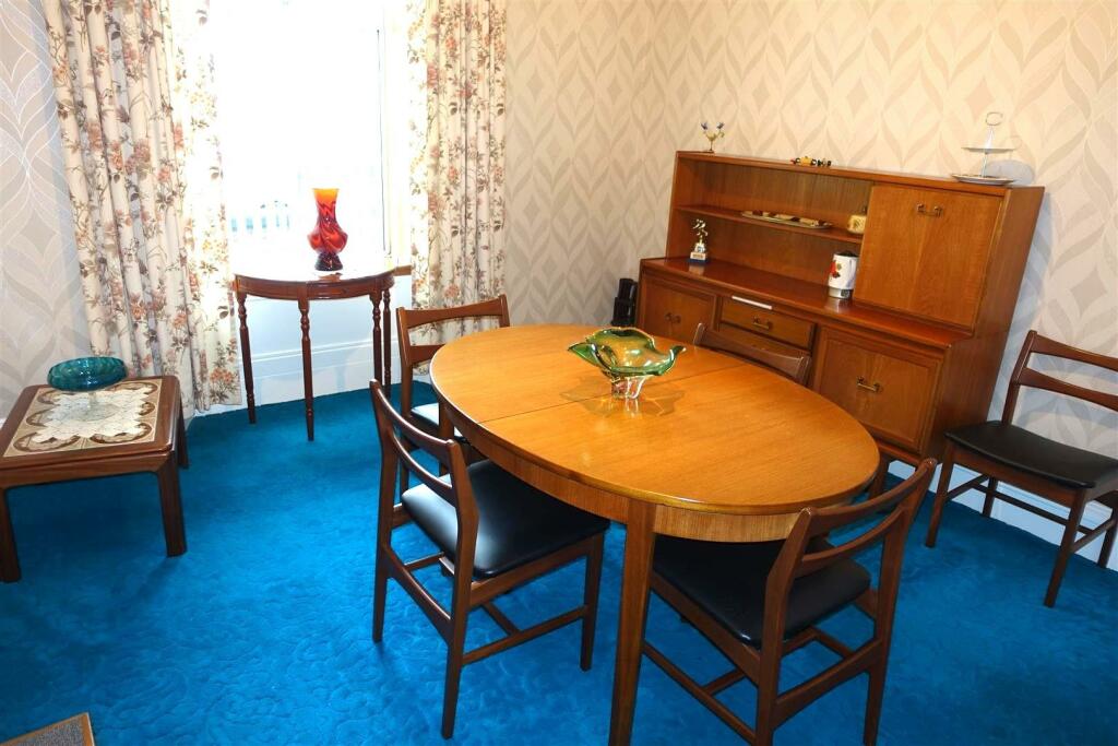 Dining Room /4th Bedroom