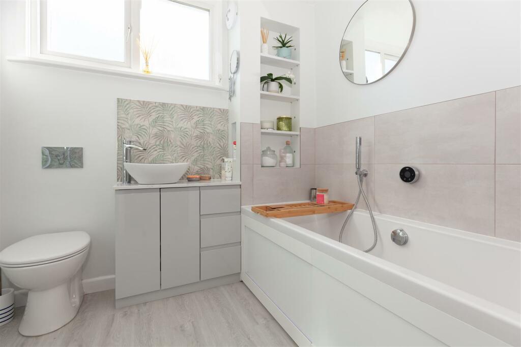 Family Bathroom 2.jpg