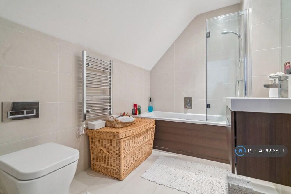 Top Floor En Suite 