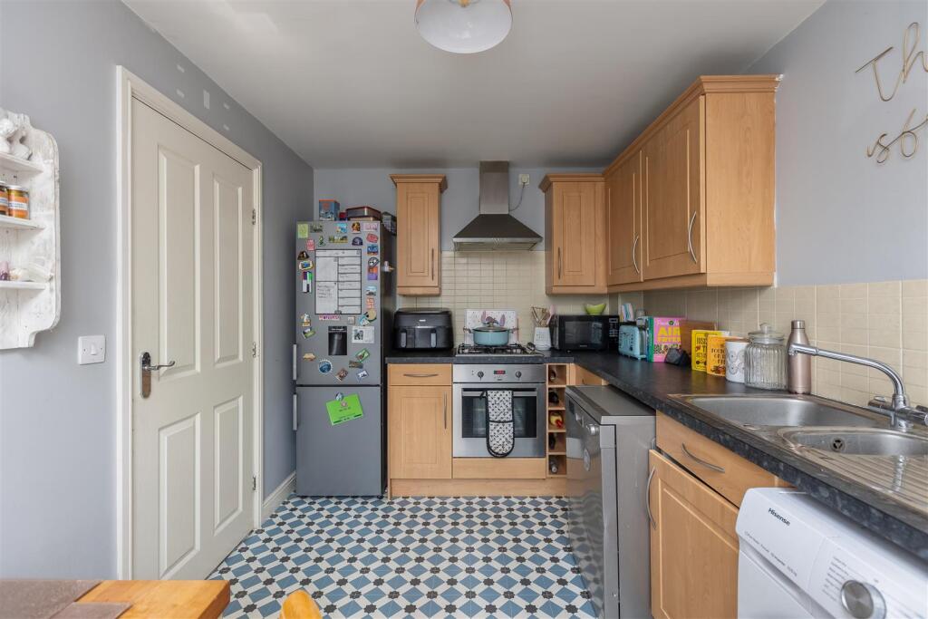 Gault Close 2 Kitchen-2.jpg