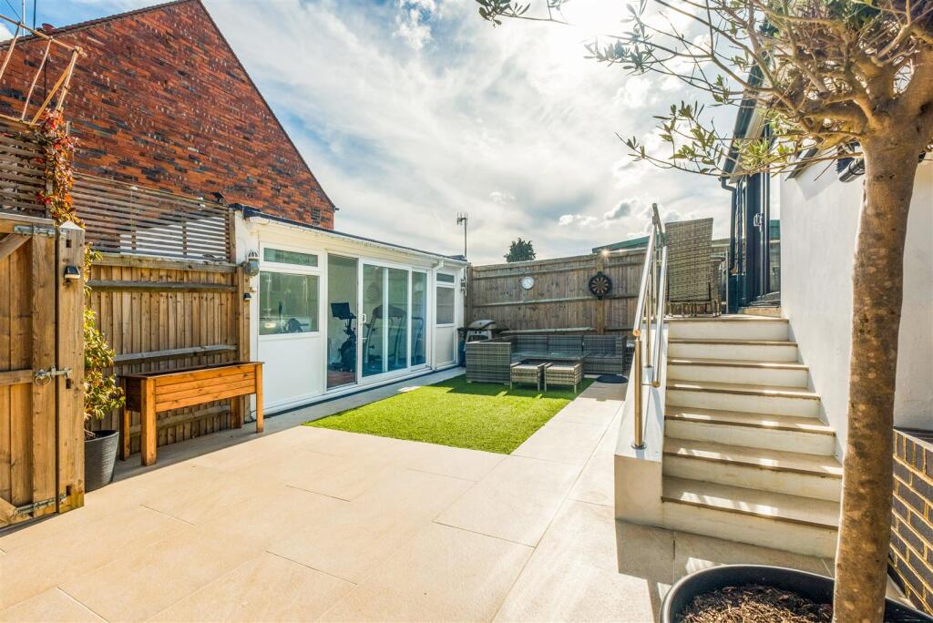 1 windlesham Close-30.jpg