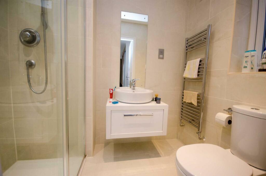 EN-SUITE SHOWER ROOM