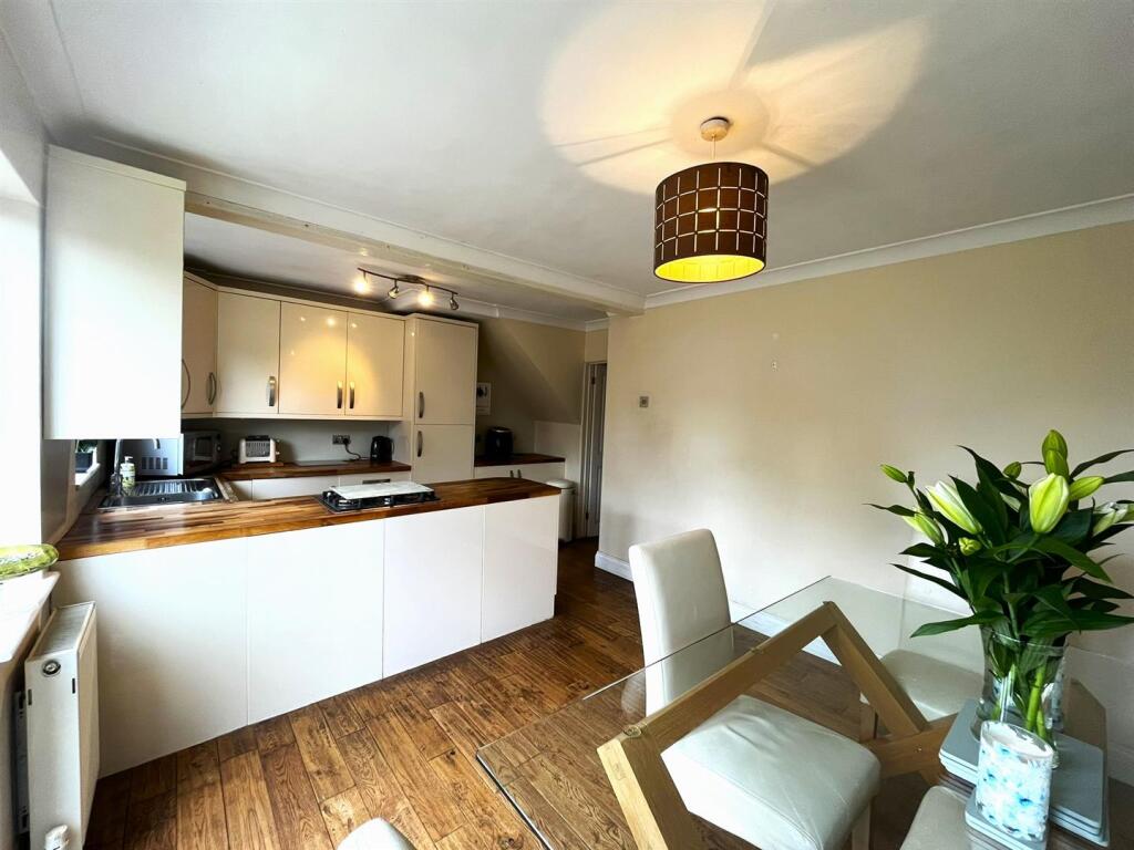 Kitchen/ Dining Room