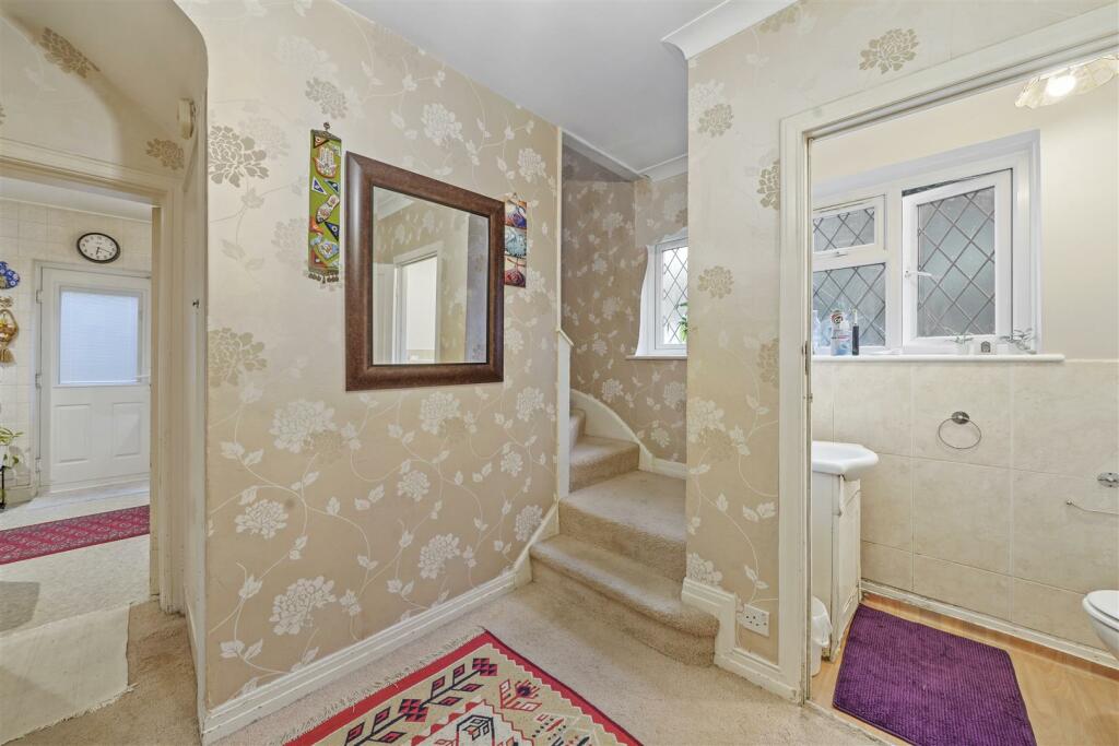 2 Mayfields Close - WhOT3YTqvHj75jBn7P0d.jpg