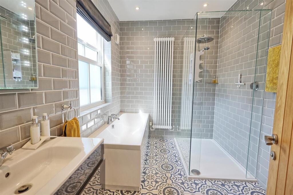 LUXURY BATHROOM