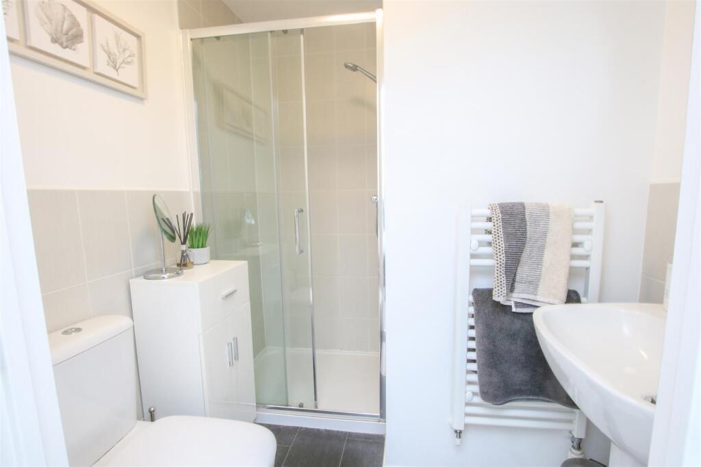 EN SUITE SHOWER ROOM