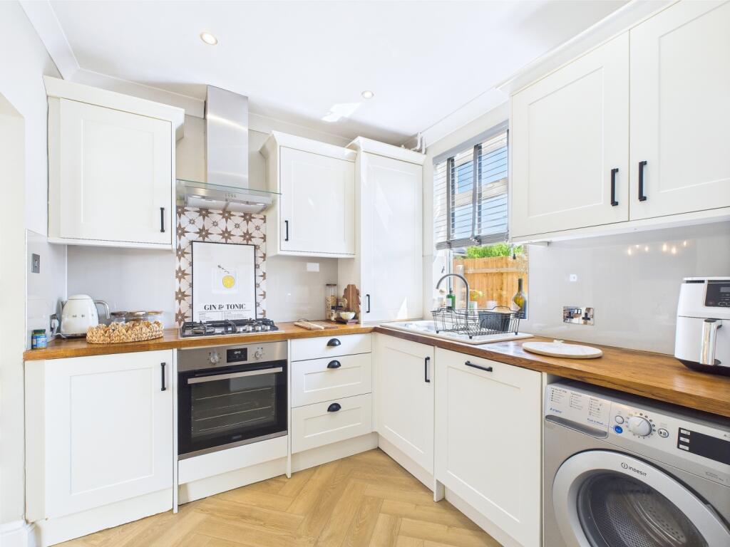 CAM01909G0-PR0330-STILL023