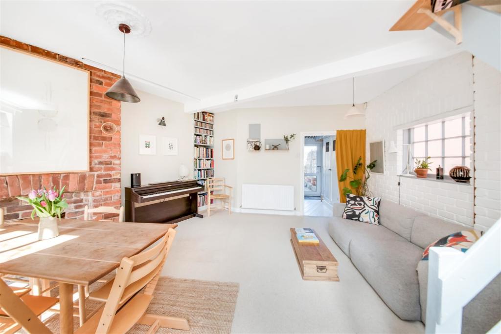LIVING/ DINING ROOM
