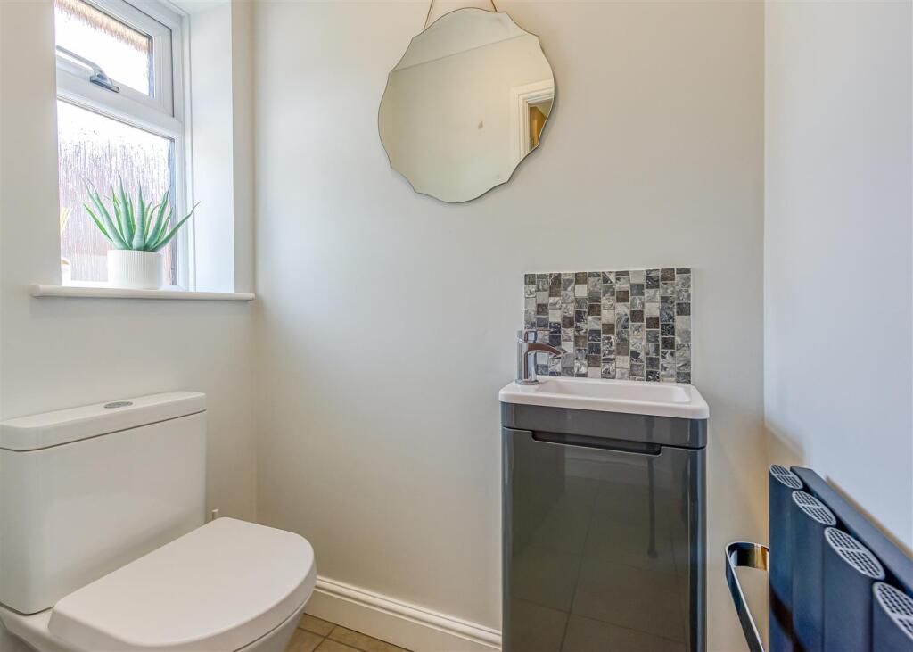49 Penleigh Gardens-Cloakroom.jpg