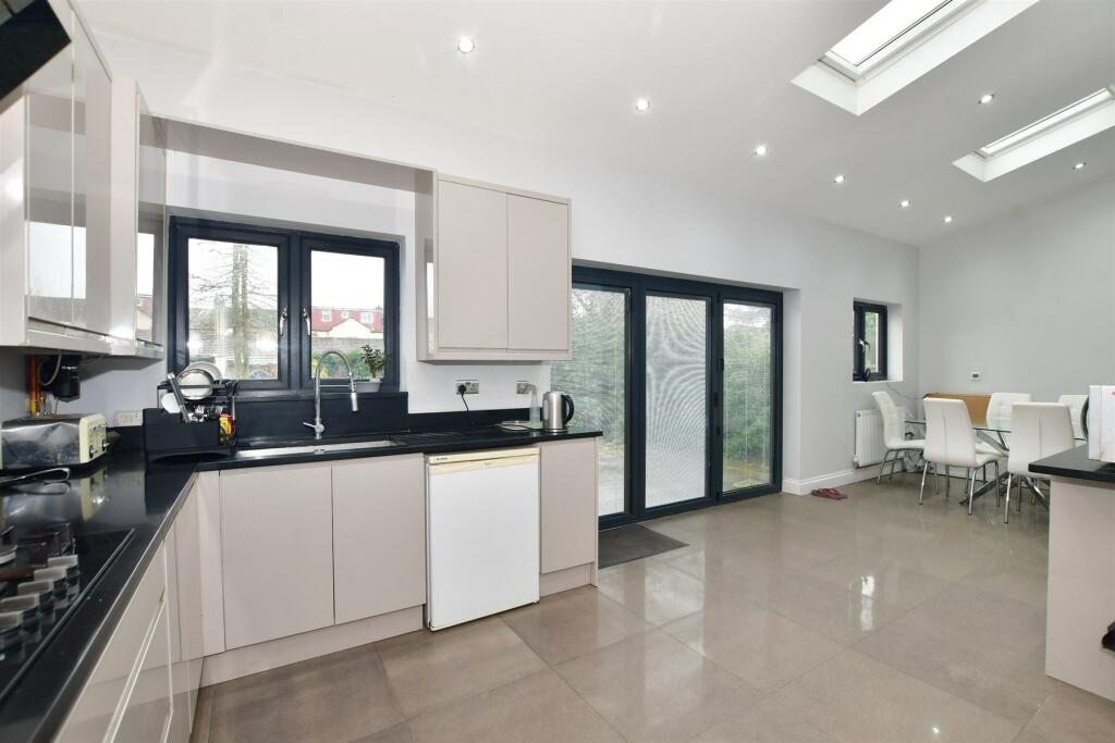 Kitchen/Breakfast Area
