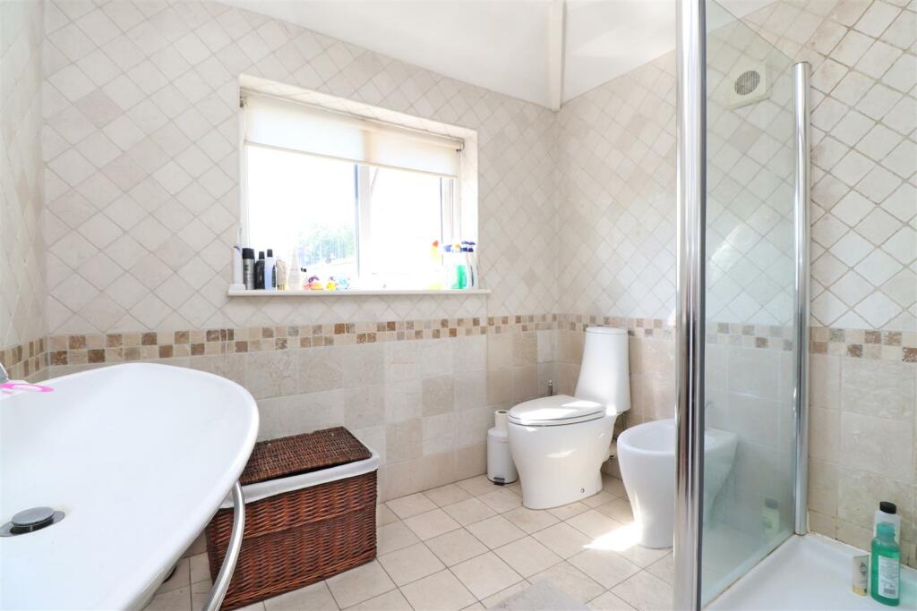 HR shower room.JPG