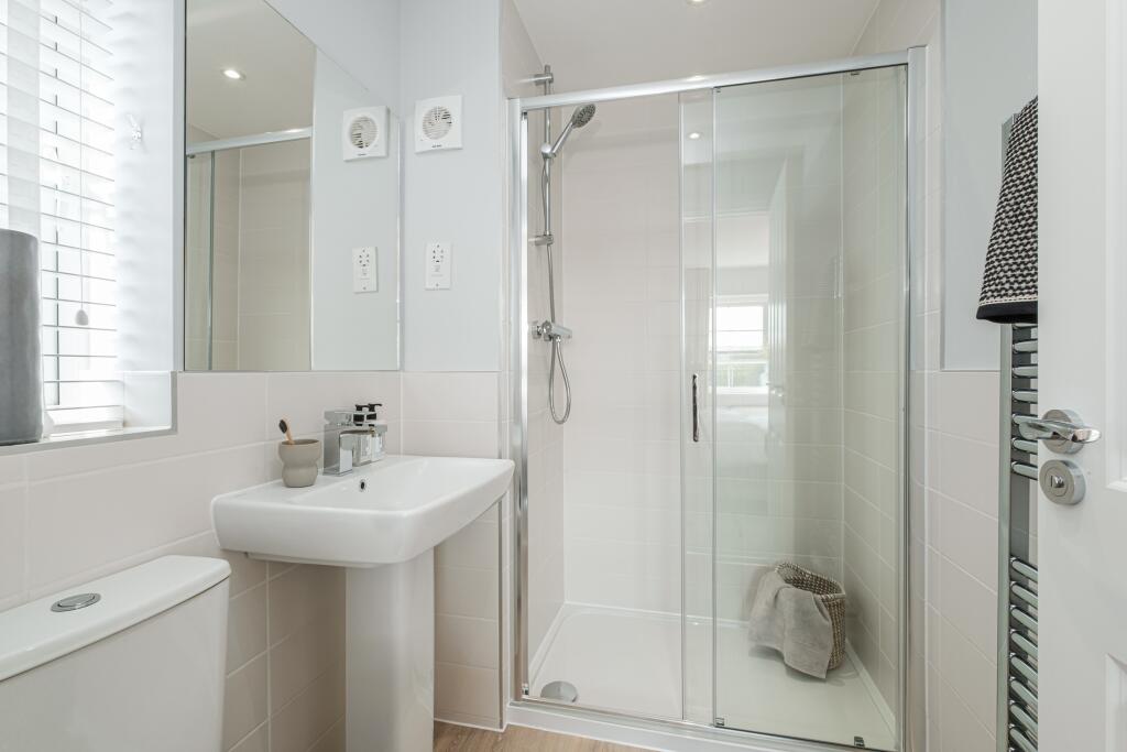 Interior view of the en suite in our 4 bed Kingsville home