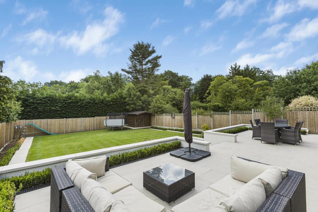 2 The Grove patio garden 1051303_preview.jpg