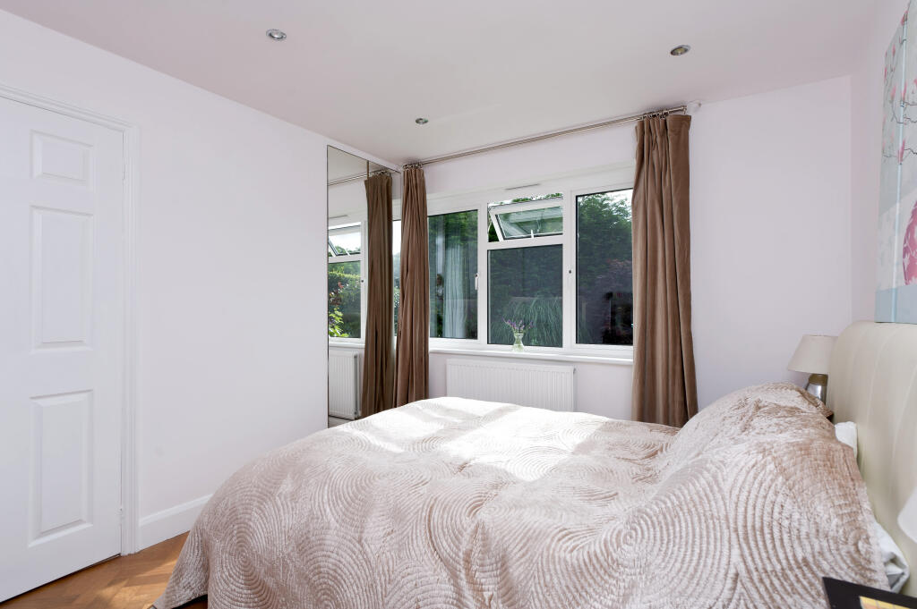 4 Heath Mead bed1.jp